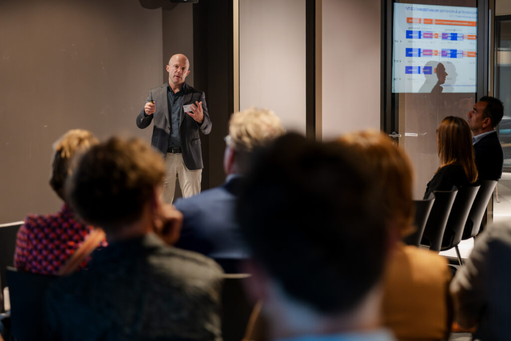 Spreker Mark Tilstra tijdens de FIAR Kennissessie. Fotograaf: Jort Stengs