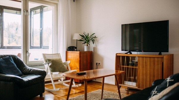 Smart home tv huiskamer tv kast stoel tafel plant